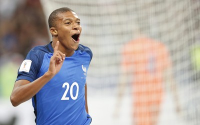 TVT体育-伊萨克和队友撞墙配合美如画